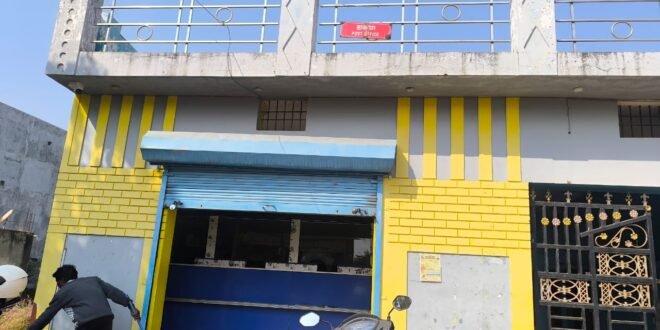 जैजैपुर:- उप डाकघर मे अहसान के तरह कर रहे कर्मचारी कार्य,पोस्ट करने का काउंटर में अनुभवविहीन कनिष्ठ नौसिखिया का ड्यूटी लगाने विलम्ब से हो रहा पोस्ट का कार्य,करंटयुक्त अनेकों तार के समीप पोस्ट काउंटर का मुख्य व्दार होने से हर पल हादसा का संभावना,उप डाकघर में आनलाईन भुगतान सुविधा उपलब्ध नहीं होने एवं चिल्हर नहीं होने के स्थिति निर्मित होने पर ग्राहकों को लौटा रहे वापस,उप डाकघर का प्रिंटर मशीन से स्पष्ट साफ अक्षर से प्रिंटेड नहीं मिल रहे रसीद,हिन्देश एजुकेशन हेल्थ एण्ड वेलफेयर फाउण्डेशन(रजिस्टर्ड) के अध्यक्ष सुनिल कुमार बर्मन ने अधीक्षक डाकघर बिलासपुर संभाग को उप डाकघर जैजैपुर के मनमानी कार्य शैली अपनाने वाले कर्मचारियों को कारण बताओ नोटिस जारी करने एवं व्यवस्था में सुधार लाने नियमानुसार उचित कार्यवाही करने लिखा पत्र…