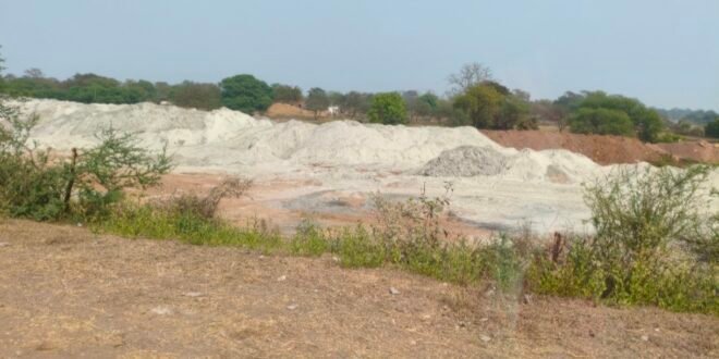 जैजैपुर:- गुंजियाबोड(हसौद)का सोन नदी के तट पर कम्पनियों से निकलने वाली जहरीली राखड़ की खुलेआम हो रहा डंपिंग..बरसात के मौसम में डम्प किए गए जहरीली राखड़ का बह कर सोन नदी में मिलने की दुष्परिणामस्वरुप आमजन और पशुधन को होने वाले संभावित परेशानियो को ध्यान मे रखते हुए हिन्देश एजुकेशन हेल्थ एण्ड वेलफेयर फाउण्डेशन के अध्यक्ष सुनिल कुमार बर्मन ने गुजियाबोड का सोन नदी के तट मे डम्प किए जा रहे राखड का मामला मे आमजन एवं पशुधन का हित को ध्यान मे रखते हुए नियमानुसार उचित कार्यवाही करने कलेक्टर को लिखा पत्र…