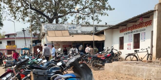 सक्ती:- जिला सहकारी केन्द्रीय बैंक मर्यादित बिलासपुर शाखा अडभार मे बिक्री किए गए धान का राशि लेने पहुंचने वाले किसानो के मूलभूत आवश्यक सुविधाओ का नही रखा जा रहा ध्यान..धान बिक्री करने के दौरान मशक्कत करने के पश्चात् अब किसान बैंक से राशि निकालने भारी मशक्कत करने को हो रहे मजबूर..जिला सहकारी केन्द्रीय बैंक का शाखा मे किसानो का बैठने के लिए पर्याप्त कुर्सी का अभाव,अस्थायी शौचालय का अभाव,पीने के लिए स्वच्छ पानी का अभाव,शाखा के बाहर छाया का अभाव..शाखा मे किसानो को आवश्यक मूलभूत सुविधाएं मुहैय्या करवाने नियमानुसार उचित कार्यवाही करने हिन्देश एजुकेशन हेल्थ एण्ड वेलफेयर फाउण्डेशन के अध्यक्ष सुनिल कुमार बर्मन ने जिला सहकारी केन्द्रीय बैंक मर्यादित बिलासपुर के सीईओ को लिखा पत्र…