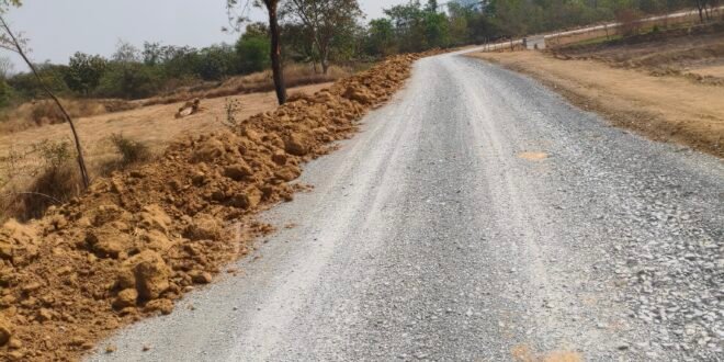 डभरा-सक्ती:- ग्राम कठर्रापाली से मुख्य सड़क तक करोड़ो रुपए की लागत से बीना नागरिक सूचना पटल लगाए एवं बीना एस्टीमेट को सार्वजनिक किए करवाया जा रहा गुणवत्ताविहीन सडक नव निर्माण कार्य..तय एस्टीमेट का अनदेखी कर मनमानी ढंग से की जा रही सडक नव निर्माण कार्य..निर्माणाधीन सड़क की गुणवत्ता तकनीकी जांच करवा कर सडक नव निर्माण कार्य गुणवत्तायुक्त करवाने नियमानुसार उचित कार्यवाही करने हिन्देश एजुकेशन हेल्थ एण्ड वेलफेयर फाउण्डेशन के अध्यक्ष सुनिल कुमार बर्मन के व्दारा पत्र लिखे जाने के पश्चात् मुख्य अभियंता पीडब्लूडी बिलासपुर परिक्षेत्र ने मामला का जांच कर नियमानुसार उचित कार्यवाही करने अधीक्षण अभियंता पीडब्लूडी बिलासपुर मण्डल को नियुक्त की जांच अधिकारी…