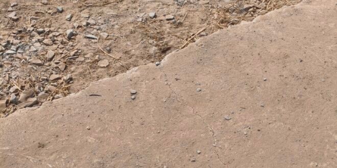 सक्ती:- भ्रष्टाचार एवं घटिया गुणवत्ताविहीन निर्माण कार्य का भेंट चढा 4 करोड 26 लाख 62 हजार रुपए लागत का बुन्देली-अडभार सडक निर्माण कार्य..बनते ही नगर पंचायत अडभार के नव निर्मित सीसी रोड का हिस्सा में उभरने शुरु होने लगे दरारे..निर्माण कार्य सम्बंधित आवश्यक महत्वपूर्ण जानकारियों से लोगो को वंचित करने ठेकेदार ने निर्माण कार्य स्थल पर नही लगाया नागरीक सूचना पटल..सीसी और डामरी सड़क की गुणवत्ता तकनीकी जांच करवा कर सडक नव निर्माण कार्य गुणवत्तायुक्त करवाने नियमानुसार उचित कार्यवाही करने हिन्देश एजुकेशन हेल्थ एण्ड वेलफेयर फाउण्डेशन के अध्यक्ष सुनिल कुमार बर्मन के व्दारा पत्र लिखे जाने के पश्चात् मुख्य अभियंता पीडब्लूडी बिलासपुर परिक्षेत्र ने मामला का जांच कर नियमानुसार उचित कार्यवाही करने अधीक्षण अभियंता पीडब्लूडी बिलासपुर मण्डल को नियुक्त की जांच अधिकारी…