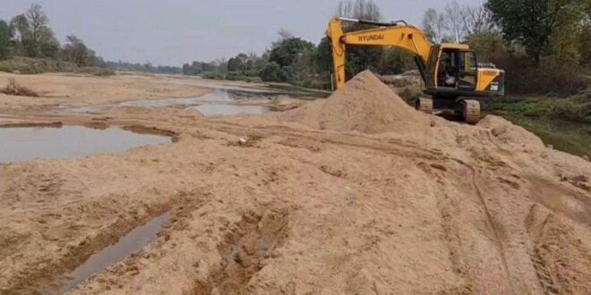 मालखरौदा-सक्ती:- ग्राम मिरौनी का महानदी तट पर अवैध रेत घाट बना कर रेत का अवैध उत्खनन करने एवं रेत का अवैध तरीके से परिवहन करने का नियम विरुद्ध अवैध कार्य में संलिप्त सम्बंधित लोगो के खिलाफ खान एवं खनिज (विकास और विनियमन) अधिनियम 1957 की धारा 21,22,23,23(ख) तथा छत्तीसगढ गौण खनिज साधारण रेत नियम 2019,2023 (संशोधित 2025) के तहत् नियमानुसार उचित कार्यवाही करने हिन्देश एजुकेशन हेल्थ एण्ड वेलफेयर फाउण्डेशन के अध्यक्ष सुनिल कुमार बर्मन ने कलेक्टर एवं जिला खनिज अधिकारी को लिखा पत्र…