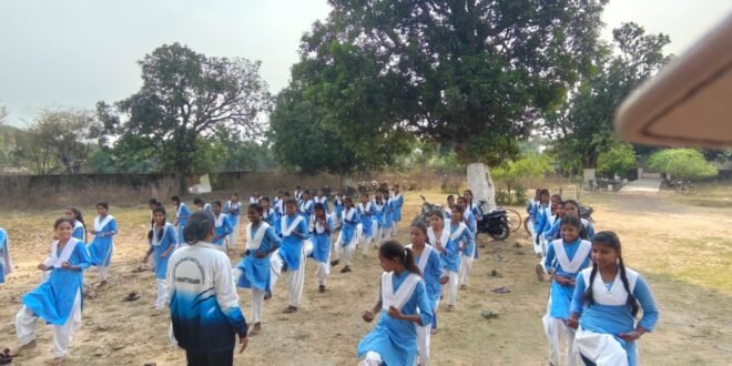 डभरा-सक्ती:- शासकीय उच्चतर माध्यमिक विद्यालय पेण्डरुवा में रानी लक्ष्मीबाई आत्मरक्षा प्रशिक्षण करवाए बीना ही शासन द्वारा जारी किए गए राशि 5000 रुपए का नियम विरुद्ध आहरण करने वाला व्यक्ति के खिलाफ नियमानुसार उचित कार्यवाही करने के लिए हिन्देश एजुकेशन हेल्थ एण्ड  वेलफेयर फाउण्डेशन का अध्यक्ष सुनिल कुमार बर्मन के व्दारा संचालक लोक शिक्षण संचालनालय,संयुक्त संचालक शिक्षा संभाग बिलासपुर एवं डीईओ सक्ती को पत्र लिखे जाने के पश्चात् तत्काल सम्बंधित प्राचार्य ने विभागीय कार्यवाही से बचने के लिए बालिकाओ का रानी लक्ष्मीबाई आत्मरक्षा प्रशिक्षण करवाया प्रारंभ…