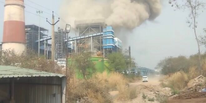 डभरा-सक्ती:- 24 कर्मचारियों का मौत एवं 10 कर्मचारियों का गंभीर रुप से घायल होने के मामला में वेदांता पॉवर प्लांट के हादसा का जिम्मेदारो के खिलाफ मजिस्ट्रियल जांच पूर्ण होने के पश्चात् त्वरित उदाहरण पेश होने वाले एवं ऐसा दुर्घटना का पुनर्रावृत्ति नहीं होने देने सुनिश्चित करवाने,विशेष टीम गठित कर पॉवर प्लांटो का सप्ताहिक भ्रमण करवाकर व्यवस्था में आवश्यक सुधार हेतु सुझाव लेकर प्लांट प्रबंधन को तत्काल आवश्यक सुधार करवाने आदेशित करने,प्लांट के विभिन्न मशीनों से कर्मचारियों का सुरक्षा सुनिश्चित करवाने समस्त सुरक्षा सामग्रियो का उपलब्धता एवं शत् प्रतिशत उपयोगिता सुनिश्चित करवाने,प्लांटो का मॉनिटरिंग कलेक्टर कार्यालय की ओर से करवाने नियमानुसार उचित कार्यवाही करने हिन्देश एजुकेशन हेल्थ एण्ड वेलफेयर फाउण्डेशन के अध्यक्ष सुनिल बर्मन ने कलेक्टर को लिखा पत्र…