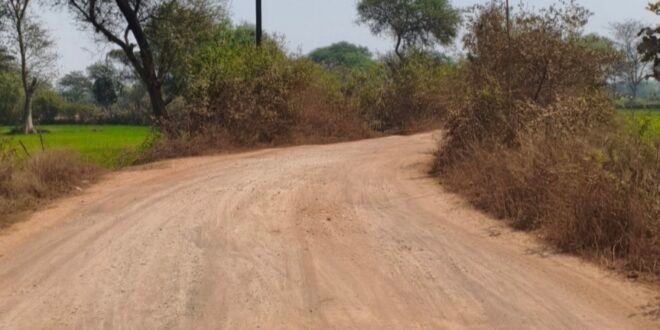 मालखरौदा-सक्ती:- मुख्य सड़क से ग्राम मन्द्रागोढी पहुंच मार्ग में मुख्य सड़क से मोहन्दीकला धान उपार्जन केन्द्र के मध्य का करीब 500 मीटर आधा अधूरा राहगीरों के लिए परेशानी का सबब बने सड़क के हिस्सा का मिट्टी मुरुम बोल्डर गिट्टी मटेरियल से मजबूत पक्की सड़क का समांतर कच्ची सड़क का निर्माण कार्य करवाने नियमानुसार उचित कार्यवाही करने हिन्देश एजुकेशन हेल्थ एण्ड वेलफेयर फाउण्डेशन के संस्थापक सह निर्देशक हिन्देश कुमार यादव ने कलेक्टर एवं कार्यपालन अभियंता छ.ग.ग्राम सडक विकास अभिकरण को लिखा पत्र…