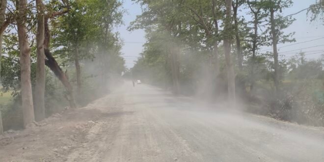 मालखरौदा-सक्ती:- टेमर-छपोरा निर्माणाधीन सडक का उखाडे गए हिस्सो मे ठेकेदार के व्दारा पर्याप्त मात्रा मे पानी का छिडकाव नही करवाए जाने के कारण सडक मे उडने वाला धूल का गुबार से राहगीर हो रहे परेशान..निर्माणाधीन सडक मे उडने वाला धूल से राहगीरो को राहत दिलवाने सडक का उखाडे गए धूल उडने वाले हिस्सो मे पर्याप्त मात्रा मे पानी का छिडकाव करवाने हिन्देश एजुकेशन हेल्थ एण्ड वेलफेयर फाउण्डेशन के अध्यक्ष सुनिल कुमार बर्मन ने जनशिकायत निवारण विभाग छ.ग.शासन,कलेक्टर एवं कार्यपालन अभियंता लोक निर्माण विभाग को लिखा पत्र…