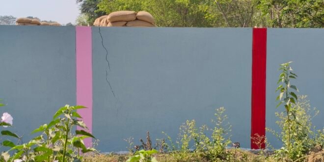 जैजैपुर-सक्ती:- गुणवत्ता का अनदेखी कर गुणवत्ताविहीन सामग्री का उपयोग कर धान उपार्जन केन्द्र भोथिया का अहाता निर्माण कार्य करवाए जाने से जगह-जगह उभरने लगे दरारे..हिन्देश एजुकेशन हेल्थ एण्ड वेलफेयर फाउण्डेशन के अध्यक्ष सुनिल कुमार बर्मन ने नव निर्मित अहाता का तकनीकी गुणवत्ता जांच करवा कर नियमानुसार उचित कार्यवाही करने कलेक्टर एवं संयुक्त संचालक कृषि बिलासपुर संभाग को लिखा पत्र…