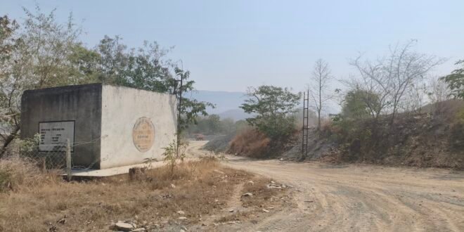 सक्ती:- ग्राम बैलाचुवा में संचालित क्रेशर उद्योग एवं पत्थर खदान का संचालन दस्तावेजो में कृषि भूमि दर्ज होने से शासन को अतिरिक्त राजस्व का होने वाले नुकसान को रोकने दस्तावेज में दर्ज कृषि भूमि को औद्योगिक भूमि दर्ज करवाने नियमानुसार उचित कार्यवाही करने हिन्देश एजुकेशन हेल्थ एण्ड वेलफेयर फाउण्डेशन के अध्यक्ष सुनिल कुमार बर्मन ने कलेक्टर एवं जिला खनिज अधिकारी को लिखा पत्र…