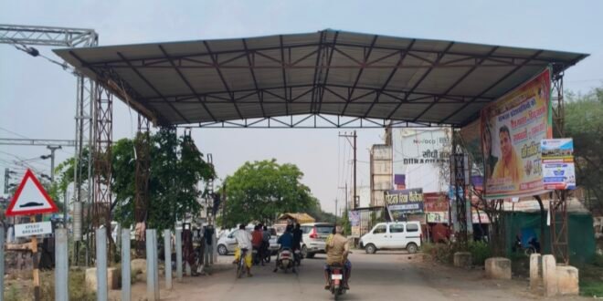 सक्ती:-  खरसियां का वार्ड क्रमांक 04 नया रेल्वे फाटक के पास सी.एस.आर.मद से 6.52 लाख रुपए की लागत से बनवाए गए छायादार शेड के तर्ज पर जन स्वास्थ्य सुरक्षा का दृष्टिकोण से सक्ती फाटक के पास सी.एस.आर.मद,डी.एम.एफ.मद,गौण खनिज मद या विधायक मद से छायादार शेड निर्माण कार्य करवाने  नियमानुसार उचित कार्यवाही करने हिन्देश एजुकेशन हेल्थ एण्ड वेलफेयर फाउण्डेशन के अध्यक्ष सुनिल कुमार बर्मन ने कलेक्टर को लिखा पत्र…