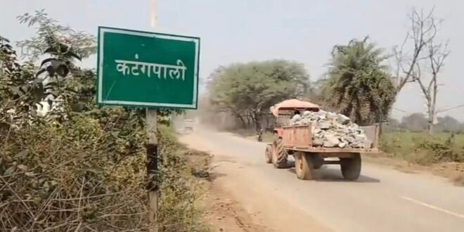 सारंगढ-बिलाईगढ:- बरमकेला-चन्द्रपुर एवं सरिया-चन्द्रपुर मुख्य पहुंच मार्ग पर पड़ने वाला ग्राम बोन्दा,कटंगपाली(अ) एवं मौहापाली के सड़क पर पत्थर ओवरलोडेड खुला ट्राली ट्रेक्टर में तेज गति के साथ असुरक्षित परिवहन करवाए जाने के दौरान सडक में जगह-जगह पत्थर गिरने एवं उड़ने वाला धूल से राहगीरो को होने वाला समस्या का निराकरण करवाने सम्बंधित पत्थर खदान संचालकों एवं क्रेशर उद्योग संचालको का जिला स्तर पर विशेष बैठक आयोजित करवा कर जनहित का दृष्टिकोण से उचित कदम उठाने निर्देशित करने नियमानुसार उचित कार्यवाही करने हिन्देश एजुकेशन हेल्थ एण्ड वेलफेयर फाउण्डेशन के अध्यक्ष सुनिल कुमार बर्मन ने मुख्यमंत्री को लिखा पत्र…