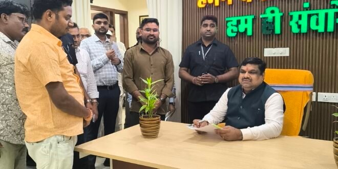 सक्ती:- हिन्देश एजुकेशन हेल्थ एण्ड वेलफेयर फाउण्डेशन के अध्यक्ष सुनिल कुमार बर्मन ने स्कूल शिक्षा मंत्री छत्तीसगढ़ शासन गजेन्द्र यादव से सौजन्य मुलाकात कर सक्ती जिला का शिक्षा विभाग से जुडे विभिन्न समस्याओ का निराकरण करवाने राज्य स्तर से नियमानुसार उचित कार्यवाही करने सौपा ज्ञापन…