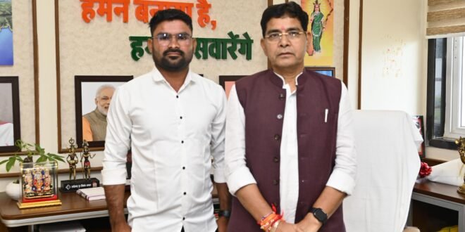 डभरा-सक्ती:- उप तहसील कोटमी मे सम्बंधित अधिकारी का नियमित उपस्थिति नही होने सप्ताह मे महज एक दिवस शुक्रवार को दो घण्टा उपस्थिति होने से लोगो को होने वाला परेशानी को दूर करवाने जनहित का दृष्टिकोण से सम्बंधित अधिकारी का उप तहसील कार्यालय मे नियमित उपस्थिति सुनिश्चित करवाने हिन्देश एजुकेशन हेल्थ एण्ड वेलफेयर फाउण्डेशन के अध्यक्ष सुनिल कुमार बर्मन ने राजस्व मंत्री टंक राम वर्मा को सौंपा ज्ञापन…