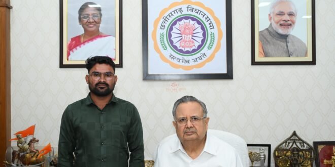 डभरा-सक्ती:- हिन्देश एजुकेशन हेल्थ एण्ड वेलफेयर फाउण्डेशन के अध्यक्ष सुनिल कुमार बर्मन ने छत्तीसगढ विधान सभा अध्यक्ष डॉ.रमन सिंह से मुलाकात कर साराडीह बैराज एवं कलमा बैराज का मुआवजा वितरण मे हुए कथित अनियमितताओ का राज्य स्तरीय जांच करवाने ज्ञापन सौंपने के पश्चात् छत्तीसगढ विधानसभा अध्यक्ष का विशेष सचिव मे तत्काल प्रमुख अभियंता जल संसाधन विभाग(सिंचाई विभाग) छत्तीसगढ को मामला का जांच करवा कर नियमानुसार उचित कार्यवाही करने जारी की पत्र…