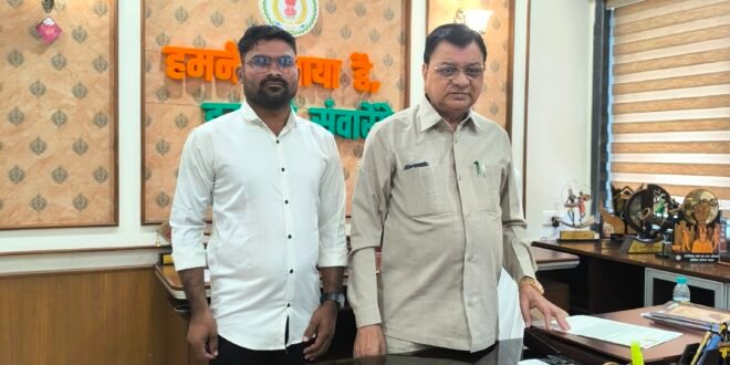 सक्ती-रायगढ :- हिन्देश एजुकेशन हेल्थ एण्ड वेलफेयर फाउण्डेशन के  अध्यक्ष सुनिल कुमार बर्मन ने वाणिज्य एवं उद्योग और श्रम मंत्री लखन लाल देवांगन से मुलाकात कर आरकेएम पावरजेन प्राईवेट लिमिटेड उच्चउल्लंघन,डीबी पॉवर प्लांट बाडादरहा,अडानी पॉवर लिमिटेड छोटे भण्डार,जेएसडब्ल्यू इस्पात स्पेशल प्रोडक्ट्स लिमिटेड नहरपाली,सारदा एनर्जी एण्ड मिनरल्स लिमिटेड बिंजकोट-दर्रामुडा,जिन्दल पॉवर लिमिटेड लिमिटेड तमनार मे श्रम कानून का कथित उल्लंघन तथा छत्तीसगढ़ औद्योगिक विकास नीति 2024-30 के कथित उल्लंघन का जांच करवा कर जनहित का दृष्टिकोण से नियमानुसार उचित कार्यवाही करने सौंपा ज्ञापन…