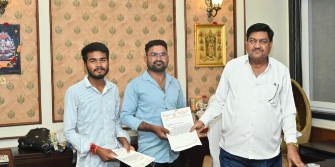 सक्ती:- हिन्देश एजुकेशन हेल्थ एण्ड वेलफेयर फाउण्डेशन के अध्यक्ष सुनिल कुमार बर्मन ने खाद्य,नागरीक आपूर्ति एवं उपभोक्ता संरक्षण मंत्री दयाल दास बघेल से मुलाकात कर अडभार एवं डभरा मे अन्नपूर्ति ग्रेन एटीएम सेंटर प्रारंभ करवाने नियमानुसार उचित कार्यवाही करने सौंपा ज्ञापन…