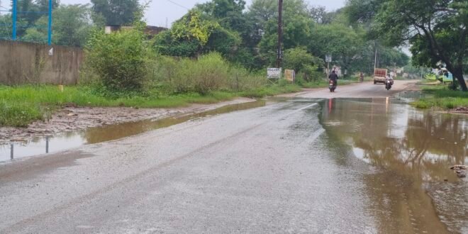 सक्ती:- हरेठी के पापा ढाबा का समीप मुख्य सडक पर बरसात का मौसम मे जल भराव बहाव का स्थिति निर्मित होने पर राहगीरो को होने वाला परेशानी को दूर करवाने जनहित का दृष्टिकोण से हिन्देश एजुकेशन हेल्थ एण्ड वेलफेयर फाउण्डेशन के अध्यक्ष सुनिल कुमार बर्मन के व्दारा सीएम हेल्पलाईन मे शिकायत किए जाने के उपरांत कार्यपालन अभियंता लोक निर्माण विभाग राष्ट्रीय राजमार्ग बिलासपुर (छ.ग.) ने समस्या का शीघ्र निराकरण करवाने हेतु डी.एल.पी.के अनुबंधित ठेकेदार को दिए निर्देश…