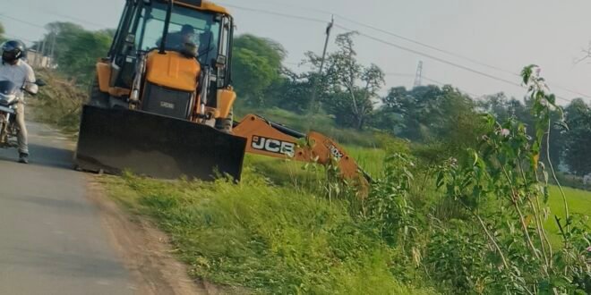 सक्ती:- नहर मे झाडी गन्दगी का जमाव होने से पानी का बहाव बन्द होने लगभग जाम का स्थिति बनने को लेकर किसानो का हित के दृष्टिकोण से हिन्देश एजुकेशन हेल्थ एण्ड वेलफेयर फाउण्डेशन के अध्यक्ष सुनिल कुमार बर्मन के व्दारा छत्तीसगढ़ सीएम हेल्पलाईन मे शिकायत करने के उपरांत जल संसाधन विभाग ने मालखरौदा का जिला सहकारी केन्द्रीय बैंक मर्यादित  बिलासपुर शाखा भवन से आगे की ओर का आवश्यक साफ-सफाई कार्य करवाया शुरु…